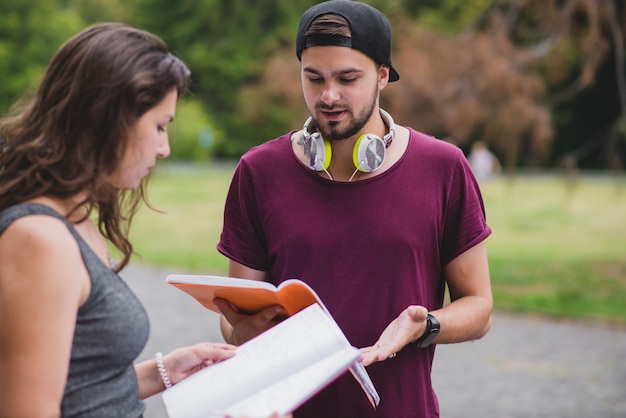 Uomo e donna che discutono di materiale