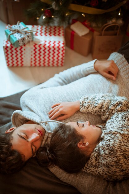 Uomo e donna che dormono alle scatole attuali