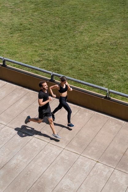 Uomo e donna che fanno jogging insieme all'aperto