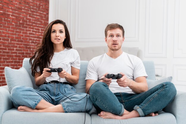 Uomo e donna che giocano con i controller