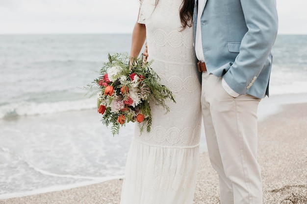 Uomo e donna che hanno un matrimonio sulla spiaggia