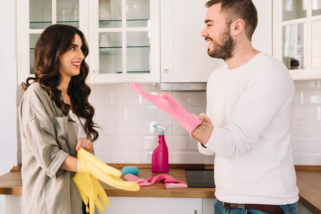 Uomo e donna che indossano guanti di gomma