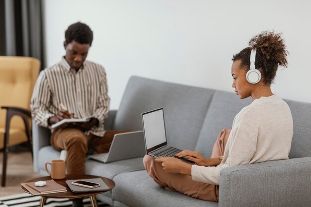 Uomo e donna che lavorano da casa