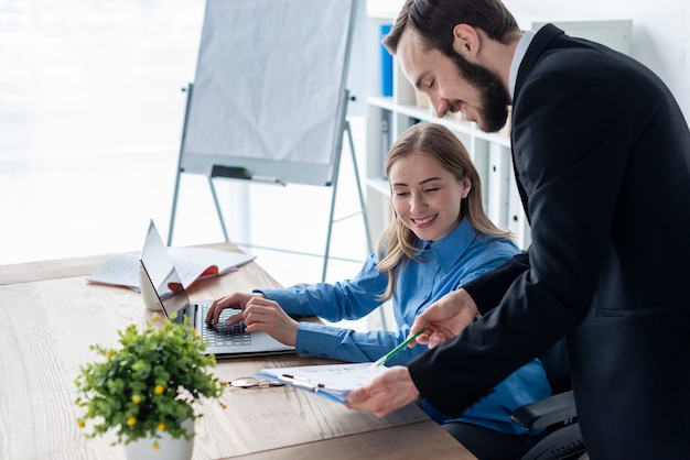 Uomo e donna che lavorano insieme in ufficio