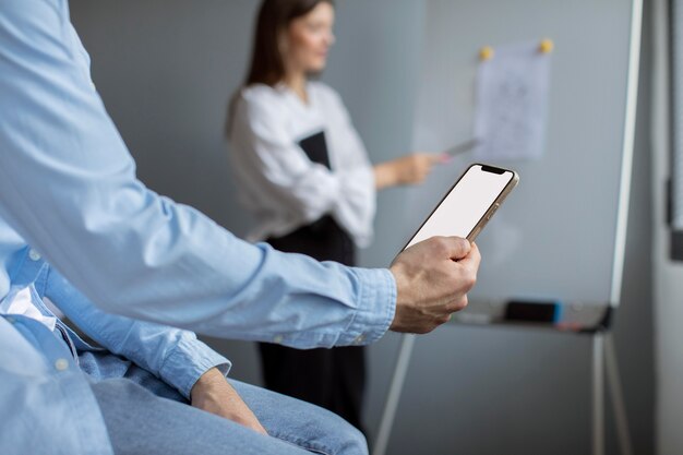 Uomo e donna che lavorano insieme in una startup