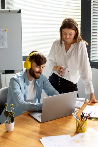 Uomo e donna che lavorano insieme in una startup