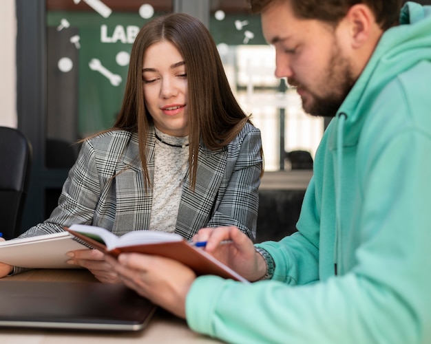 Uomo e donna che lavorano insieme per un nuovo progetto