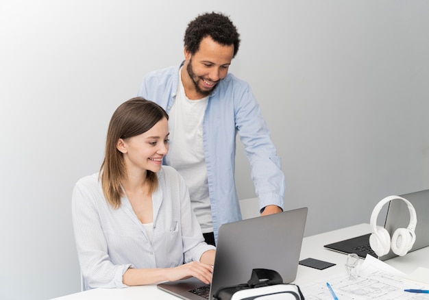 Uomo e donna che lavorano insieme su soluzioni di risparmio energetico