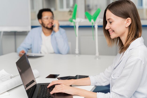 Uomo e donna che lavorano su innovazioni energetiche