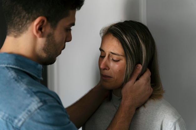 Uomo e donna che litigano a casa