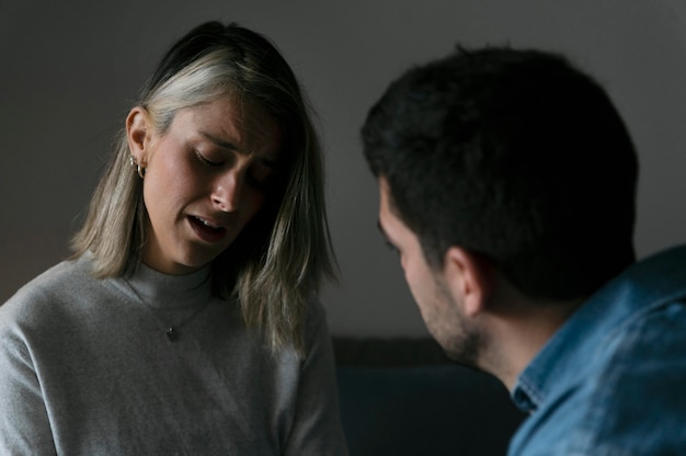 Uomo e donna che litigano a casa