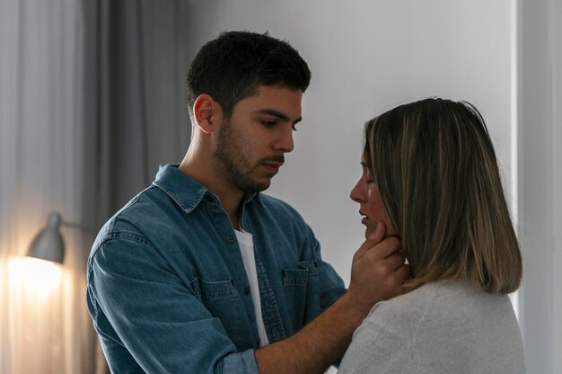 Uomo e donna che litigano