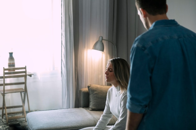 Uomo e donna che litigano