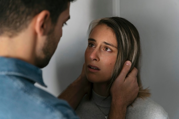 Uomo e donna che litigano