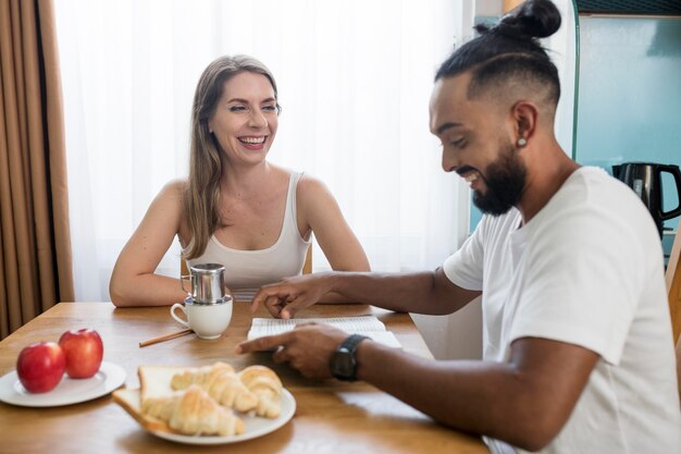 Uomo e donna che mangiano insieme durante la disintossicazione digitale