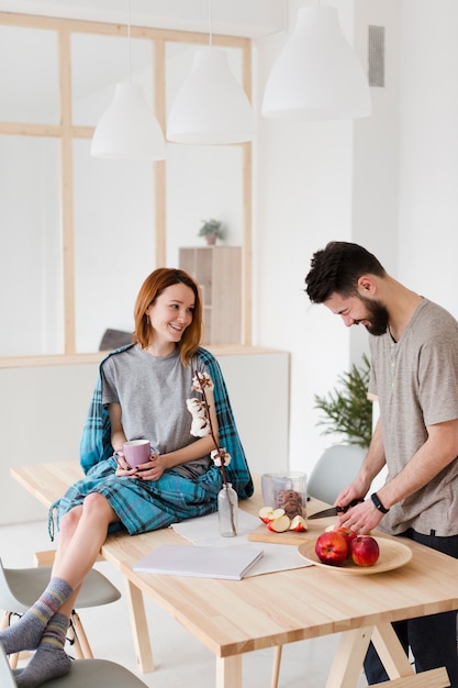 Uomo e donna che parlano in cucina