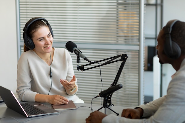 Uomo e donna che parlano in un podcast