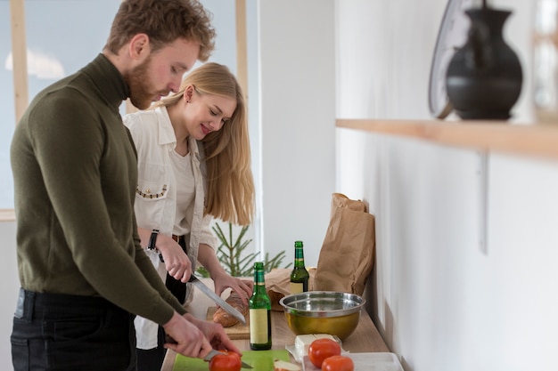 Uomo e donna che preparano il pranzo