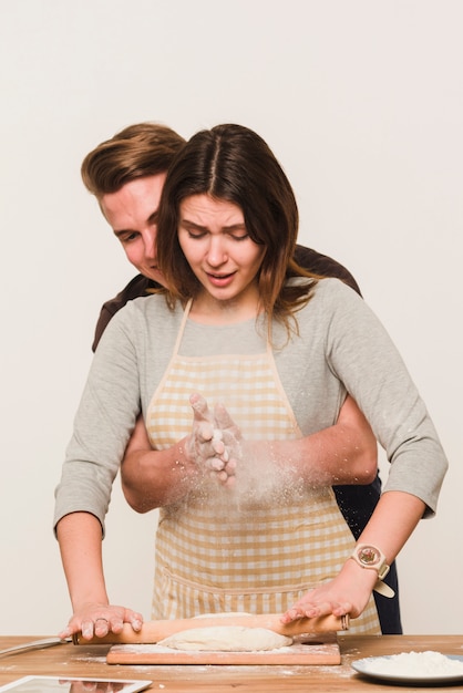 Uomo e donna che producono pasta