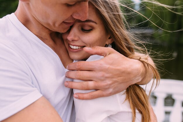 Uomo e donna che si divertono su un ponte nel parco