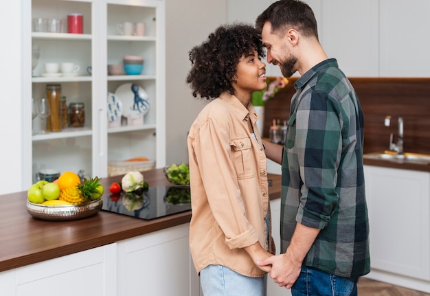 Uomo e donna che si tengono per mano e che se esaminano