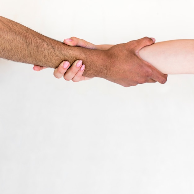 Uomo e donna che tengono le mani isolate su sfondo bianco