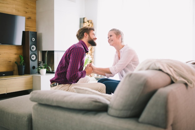 Uomo e donna che tengono le mani sul divano