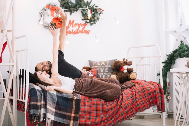 Uomo e donna che tese le mani sul letto