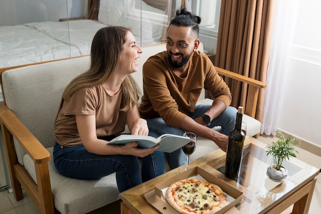 Uomo e donna che trascorrono del tempo insieme