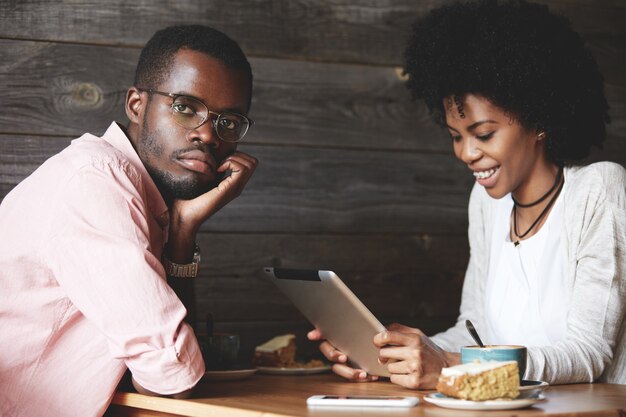 Uomo e donna che utilizza tablet nella caffetteria