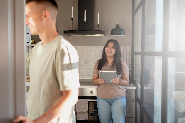 Uomo e donna che utilizzano tablet per lo shopping online