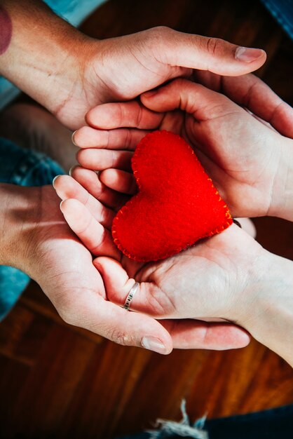 Uomo e donna con cuore decorativo