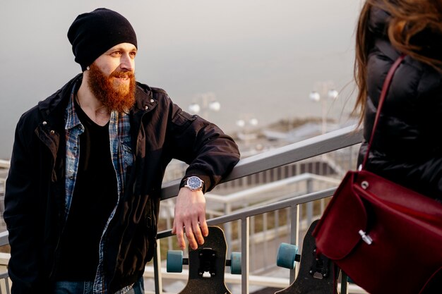 Uomo e donna con lo skateboard all'aperto