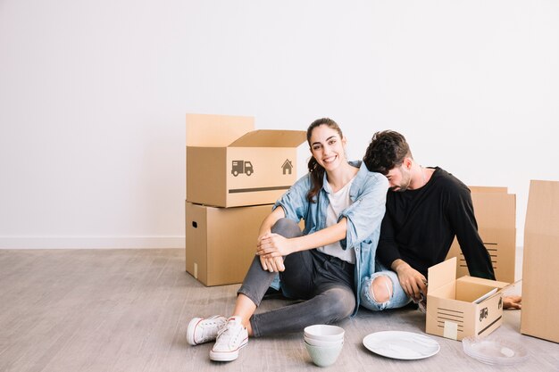 Uomo e donna con scatole in movimento