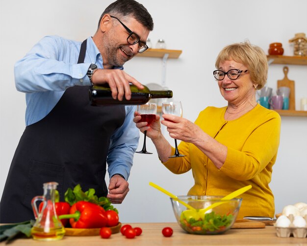 Uomo e donna del piano medio che cucinano in cucina