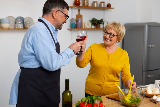 Uomo e donna del piano medio che cucinano in cucina