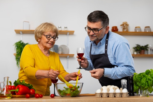 Uomo e donna del piano medio che cucinano in cucina