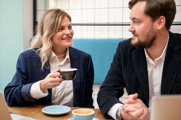 Uomo e donna di affari che parlano di un nuovo progetto