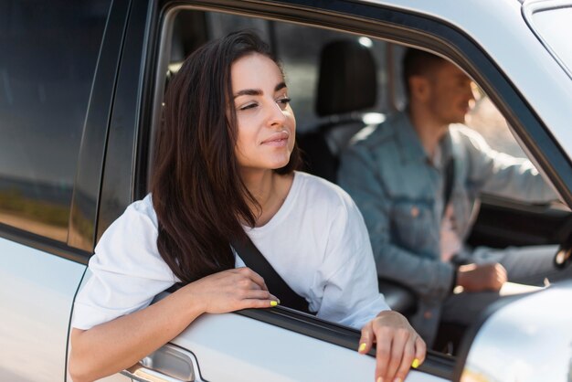 Uomo e donna di tiro medio all'interno dell'auto