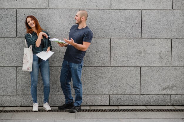 Uomo e donna divertirsi in piedi