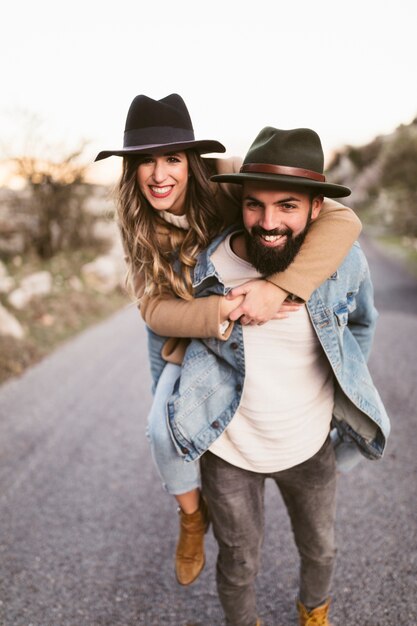 Uomo e donna felici che esaminano fotografo