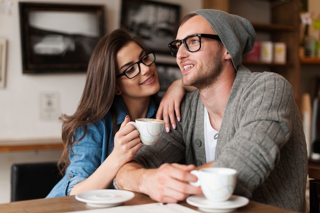 Uomo e donna felici nella caffetteria