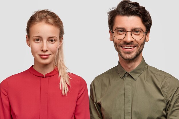 Uomo e donna in abiti formali in posa