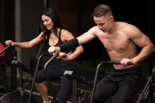 Uomo e donna in bicicletta