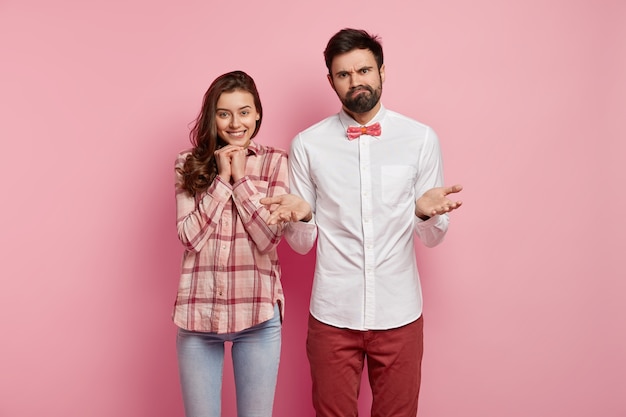 Uomo e donna in posa in abiti colorati