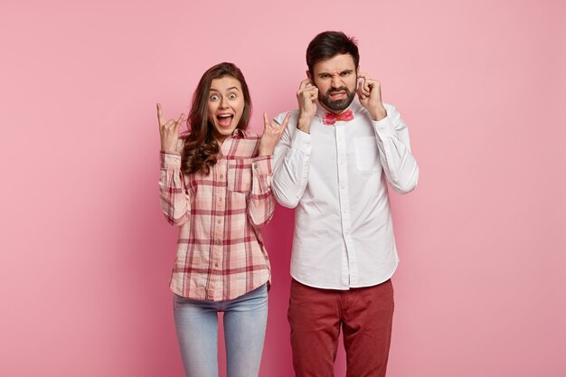 Uomo e donna in posa in abiti colorati