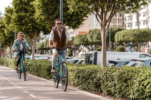 Uomo e donna in sella alle loro biciclette