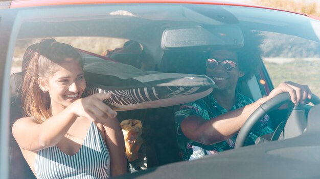 Uomo e donna in sella auto in giornata di sole