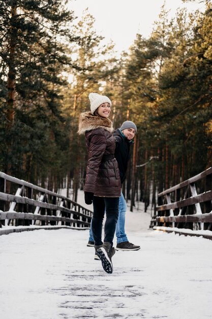 Uomo e donna insieme all'aperto durante l'inverno