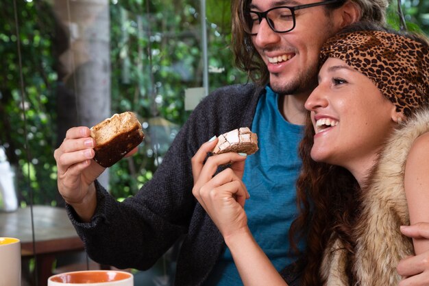 Uomo e donna insieme alla caffetteria